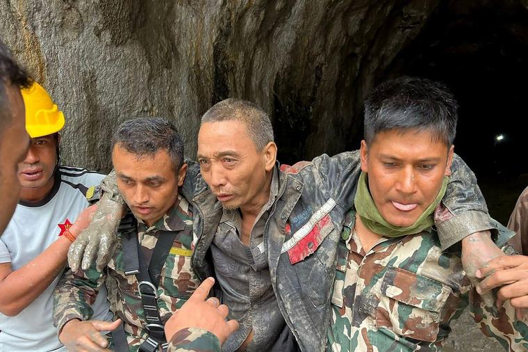 Catastrophe dans l’Himalaya : un troisième rescapé extrait d’un tunnel, dix jours après la crue dévastatrice au Népal