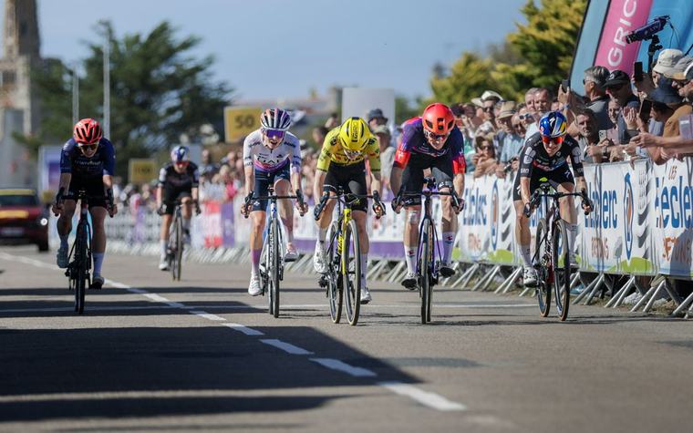 La Canadienne Sarah van Dam remporte la première édition de la Tout commence en Finistère Ladies Classic, Maeva Squivan au pied du podium