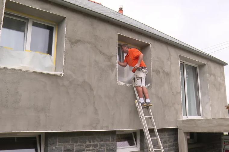 "Tous les jours, il nous faut de l'eau" : face aux restrictions liées à la sécheresse, les professionnels du bâtiment suspendent certains chantiers