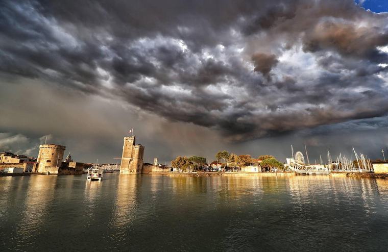 Orages : 23 départements en vigilance orange ce jeudi après-midi, Météo-France prévoit grêle et « phénomènes tourbillonnaires »