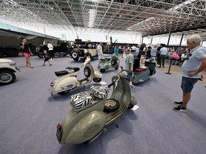 "Cette Vespa, je l'ai achetée pour 4 800 € en souvenir de mon adolescence", plongée dans les souvenirs et les pièces rares avec la première vente aux enchères du salon Auto-Moto Classic