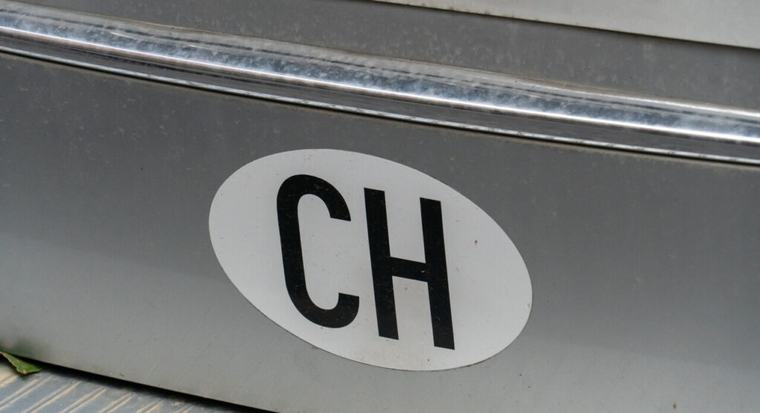 UK, CH… quelles voitures doivent vraiment avoir ces sigles apposés à l'arrière ?