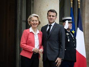 Censuré par le Conseil constitutionnel, Emmanuel Macron tente de faire interdire l’accès aux réseaux sociaux aux moins de 15 ans dans toute l’Europe