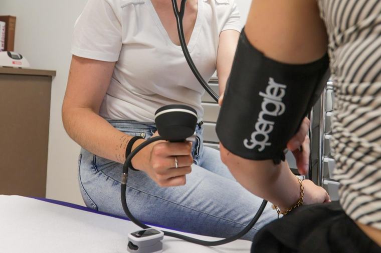Quels sont les examens médicaux à entreprendre après 50 ans pour évaluer son état de santé global ?