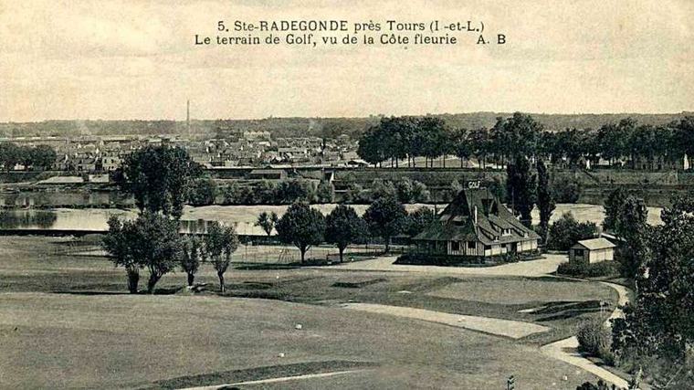 Avant le parc de Sainte Radegonde à Tours, un golf