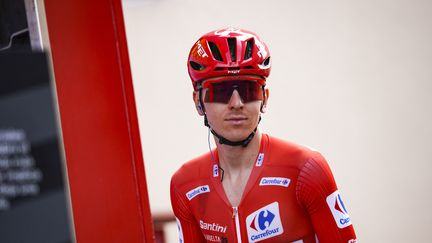 Après sa chute sur la Vuelta, Tadej Pogacar met un terme à sa saison et prolonge chez UAE Team Emirates jusqu'en 2032
