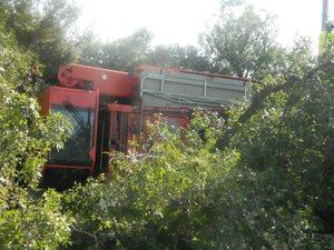 Dans le fossé depuis plusieurs jours à Cuxac-Cabardès, le camion-grue enfin sur ses roues