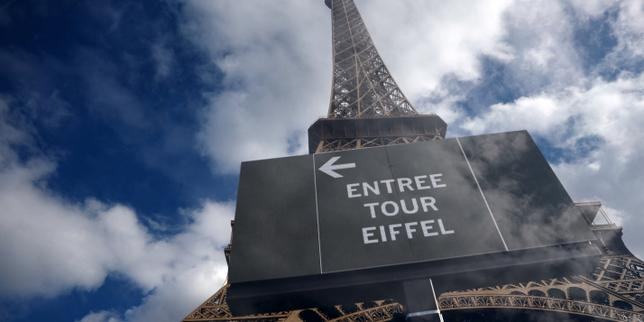 Grève et fermeture de la tour Eiffel après l’éviction du personnel féminin lors de la visite d’une délégation hindoue