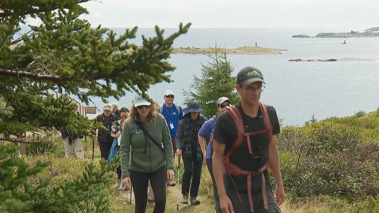 Les croisiéristes du National Geographic Explorer partis en randonnée pour découvrir la nature de Saint-Pierre et Miquelon