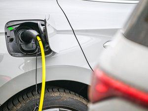Automobile : avec la flambée des prix des carburants, une voiture essence coûte désormais trois fois plus cher chaque mois qu'un véhicule électrique