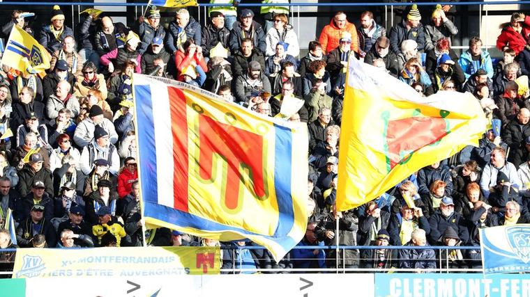 Rugby : "Ça ressemble à un doigt d'honneur", un drapeau de l'Auvergne confisqué à des supporters de l'ASM à Lyon