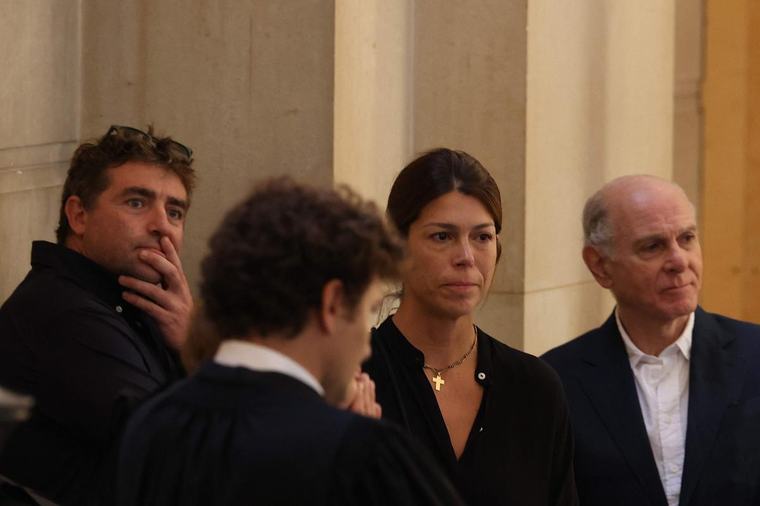 Assassinat de Federico Martín Aramburú : la famille porte un foulard rouge en hommage au rugbyman... Le procès s’est ouvert à Paris