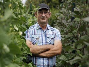 L'amour est dans le pré : "Tu dragues pas en parlant tracteur !" Un agriculteur trop bavard se fait recadrer par Karine Le Marchand