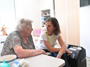 "Je cherchais du sens, de l’utile et de l’humain" : en pleine reconversion professionnelle pour devenir infirmière, Paule rend visite à des résidents d'Ehpad