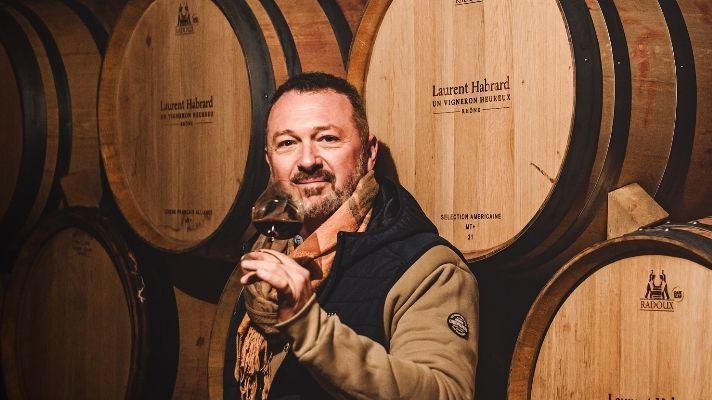 A Tournon-sur-Rhône, le sommelier Épicur’Yann décomplexe la dégustation de vin avec humour et poésie !