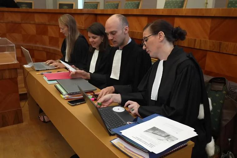 "Il s'est permis d'enlever mon pantalon" : accusé de viols ou d'agressions sexuelles par 16 femmes, le tatoueur d'Arras "conteste tout" à l'ouverture de son procès
