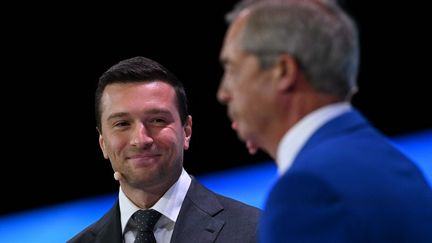 Jordan Bardella critiqué par ses adversaires pour avoir signé un protocole d'accord symbolique avec l'extrême droite anglaise pour renvoyer des migrants vers la France