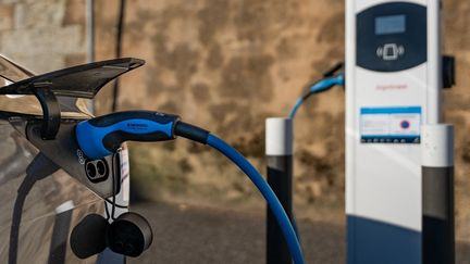 Avec la hausse du prix des carburants, une voiture essence coûte désormais trois fois plus cher chaque mois qu'un véhicule électrique