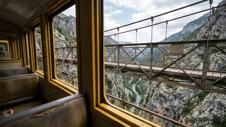 Entre Villefranche-de-Conflent et Mont-Louis, un train franchit depuis 1910 un précipice de 80 mètres sur le premier pont suspendu au monde bâti pour le rail