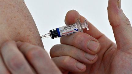 "Les documents papier aujourd'hui n'ont plus vraiment de sens", déclare le professeur Alain Fischer concernant le faible taux de renouvellement des vaccins