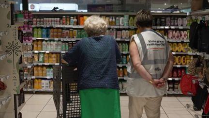 Accompagnement dans les rayons, livraison gratuite… Les supermarchés à la conquête des seniors