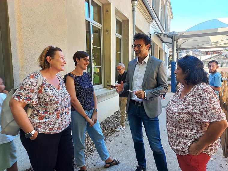 Baisse du prix de la cantine et kits de rentrée scolaire : « Les retours des familles sont très positifs », les élus d’Agen s’invitent à la table des écoliers