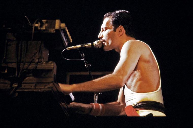 Vidéo. Le légendaire chanteur britannique Freddie Mercury, leader inoubliable du groupe « Queen », aurait célébré ses 80 ans aujourd’hui