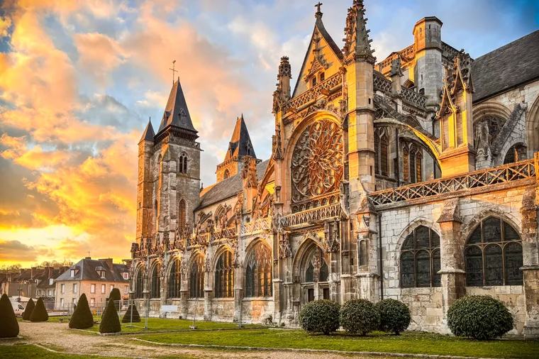 Cette magnifique collégiale des Andelys est en danger : sa tour menace de s’effondrer