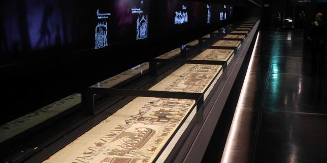 Une « rupture de deux fils » de la tapisserie de Bayeux constatée après son transfert à Londres, mais aucune « dégradation majeure »