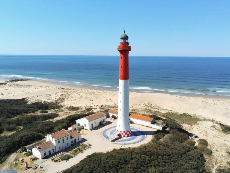 Charente-Maritime : la Ville de La Tremblade se penche déjà sur l’après-démolition du phare de la Coubre, géant de 64 mètres menacé par l’érosion