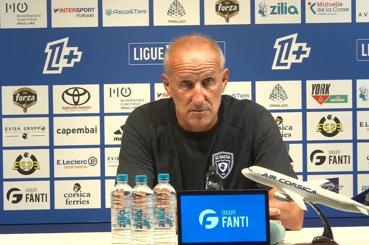 VIDÉO. "C'est cruel mais il faut apprendre, il faut construire" : la réaction de Laurent Peyrelade suite à la défaite du SCB face à Amiens à domicile