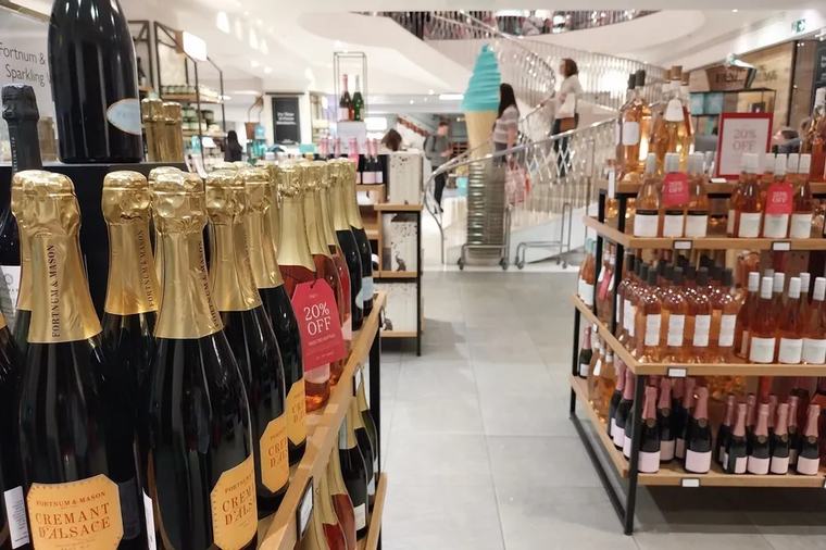Ce champagne porte le nom d'une célèbre épicerie britannique et provient des environs d'Épernay, "la clientèle est habituée aux produits de qualité"