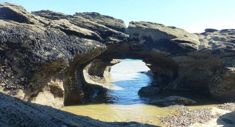 Bretagne : ce pont naturel étonnant serait le fruit d’un miracle d’un moine chassé par ses habitants