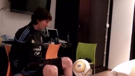 Une interminable série de jongles dans une chambre d'hôtel: de nouvelles images dévoilées de Messi en 2010