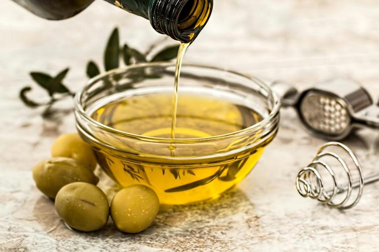 Dangereux ou bon pour la santé : peut-on consommer de l’huile d’olive quand on a du cholestérol ?
