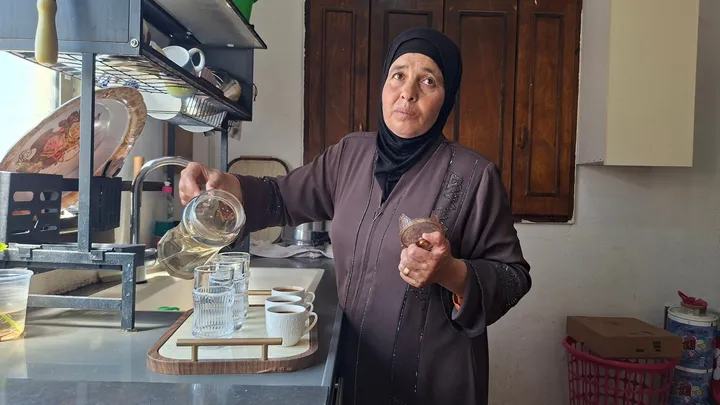"Là, c'est un colon, regarde" : en Cisjordanie, chassés de chez lui, un couple observe sa maison à distance par caméra