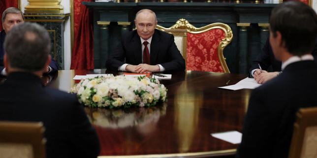 Vladimir Poutine rappelle ses exigences aux deux émissaires de Donald Trump venus au Kremlin avec des « idées » pour la paix