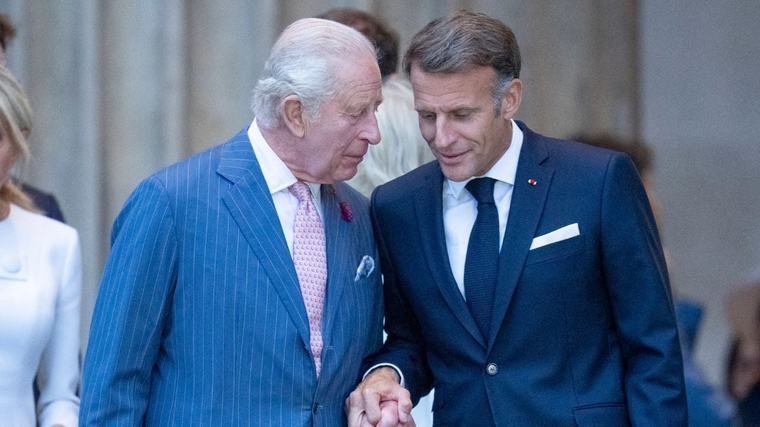 Emmanuel Macron et Charles III tactiles : doigts entrelacés et regards complices, ces étonnantes photos des deux chefs d'État à Londres