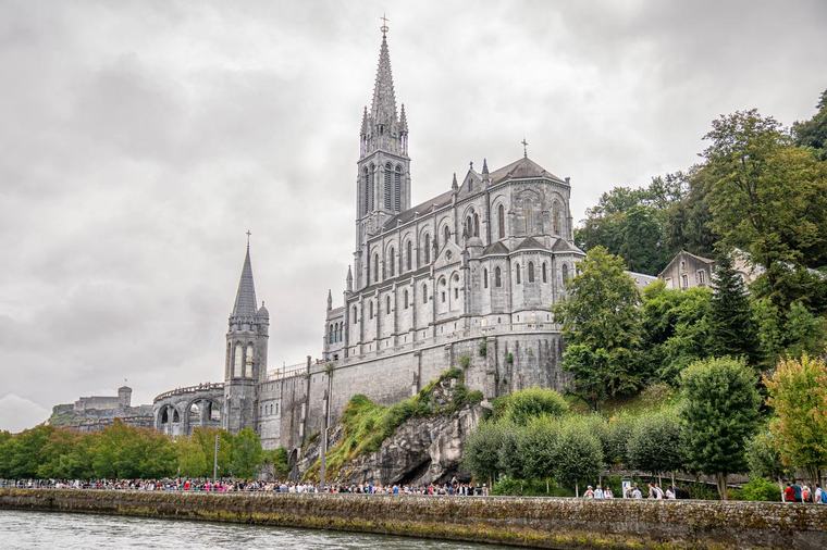 Visite du Pape à Lourdes : sept victimes d’abus dont une de Bétharram et 250 000 visiteurs attendus en deux jours…