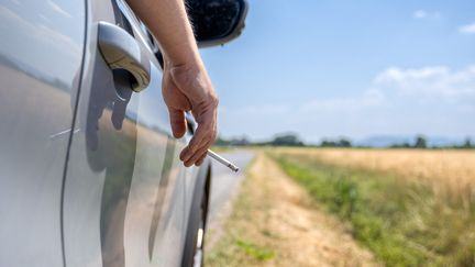 Un sénateur veut des sanctions plus fortes contre les fumeurs qui jettent leur mégot par la fenêtre de leur voiture, une proposition de loi va être déposée