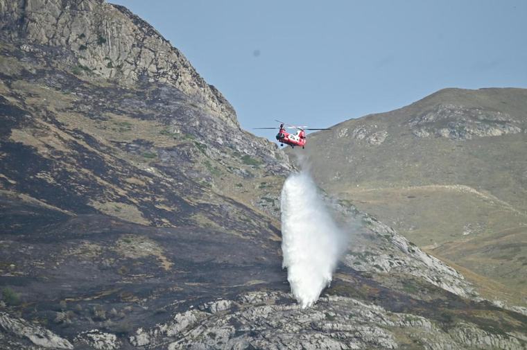 Incendie en Béarn : la lutte contre le feu continue ce samedi avec l’imposant hélicoptère Chinook, la préfecture demande de ne pas se rendre sur zone