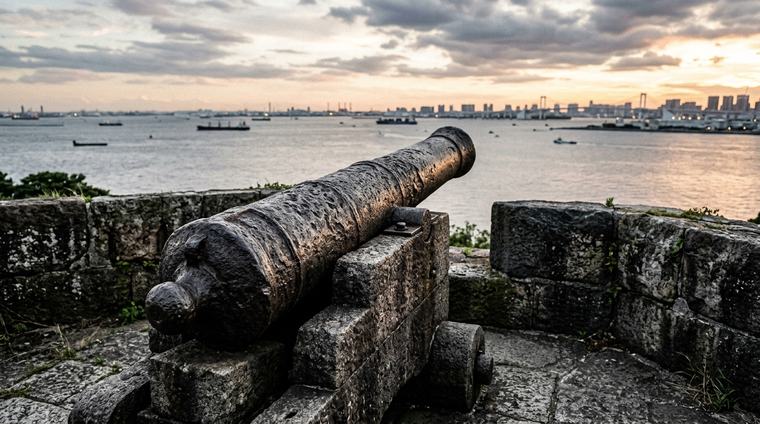 Sous les arbres de cette île de la baie de Tokyo dorment les canons de 1854 qui n’ont jamais tiré un seul obus
