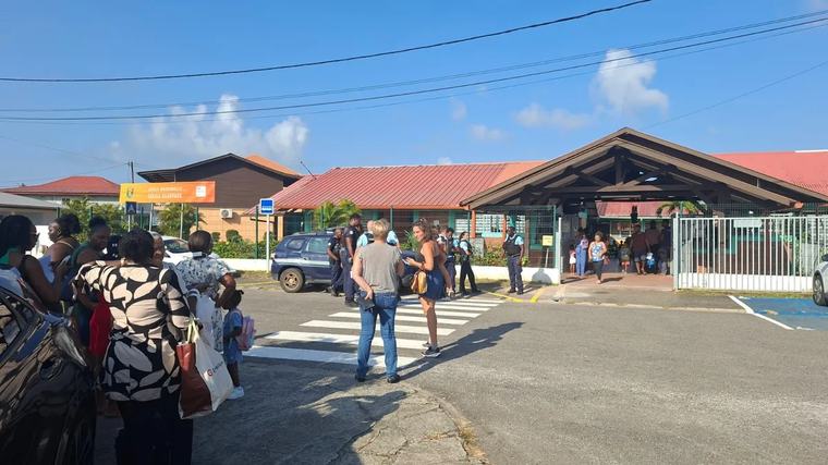 Matoury : des parents d’élèves mobilisés contre la réorganisation de l’école maternelle Cécile Clervaux