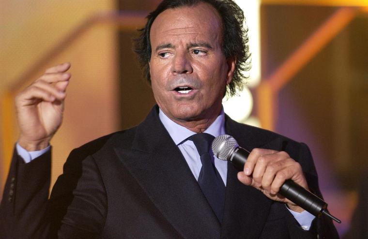 Julio Iglesias : deux ex-employées du chanteur déposent une nouvelle plainte pour agression sexuelle