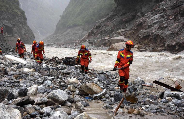 Catastrophe dans l’Himalaya : au Tibet, après l’effondrement d’un glacier et la dangereuse formation d’une retenue d’eau, le risque diminue pour les populations en contrebas