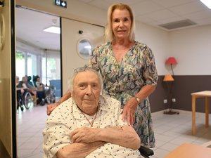 REPORTAGE. "J'aimais beaucoup faire la soupe, mais c'est vrai qu'ici, on la fait pour moi et c'est bien aussi..." : dans l'Ehpad de cette petite ville du Lot, cinq papis et mamies ont fêté leurs 100 ans