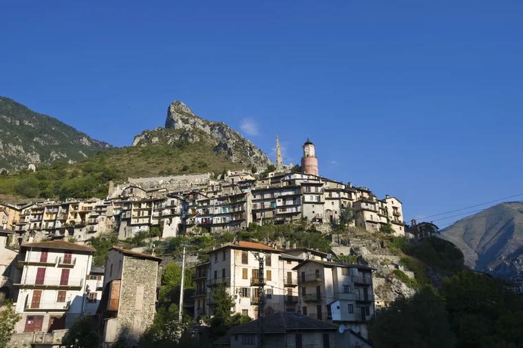 Ils ont choisi la fraîcheur, le patrimoine et la nature, les touristes ont plébiscité ce village perché cet été