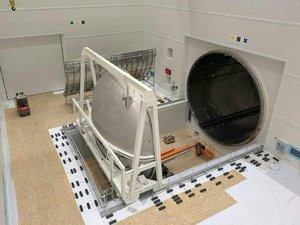REPORTAGE. Airbus : cette cuve géante recrée l'environnement spatial pour tester des satellites XXL avant leur mise en orbite