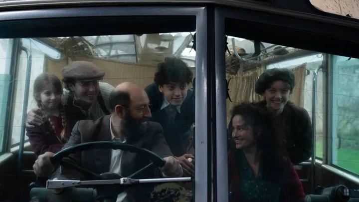 "Cette famille, c’est la mienne » : Elie Chouraqui raconte son histoire dans "Les Héros du Louvre"