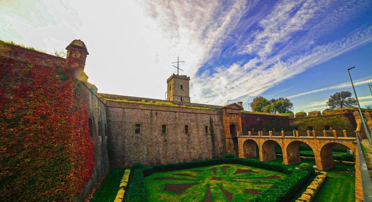 De fortin construit en 30 jours à espace culturel, ce château est un témoin fort de l'histoire catalane
